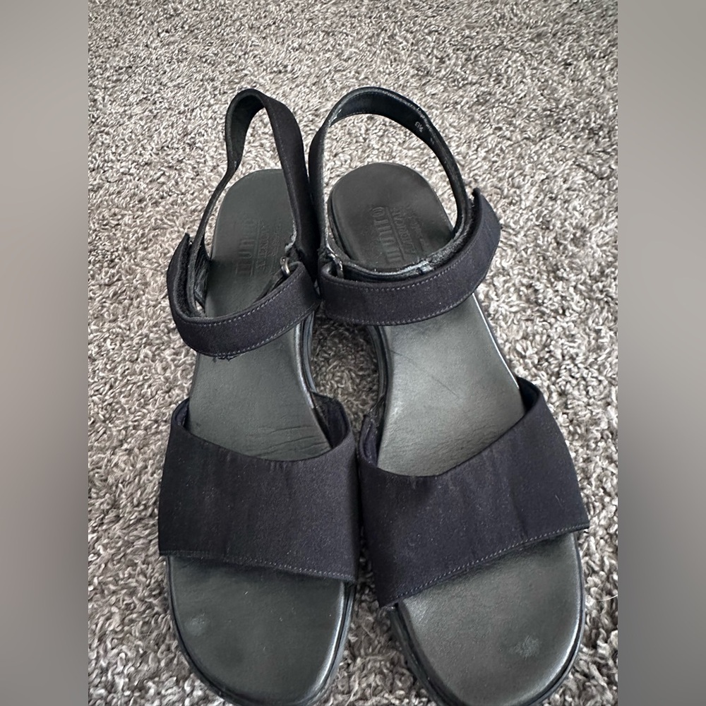Munro Black Women's Slingback Sandals size 8.5 Hook and Loop straps